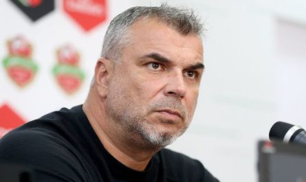 Cosmin Olaroiu cu tricou negru