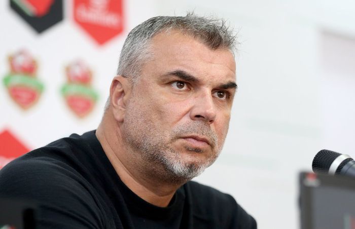 Cosmin Olaroiu cu tricou negru