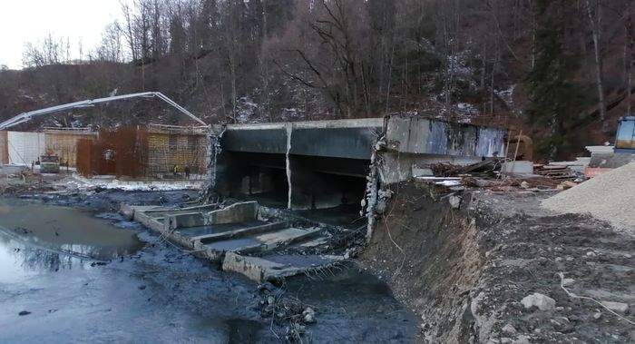 Poluare pe râul Prahova, după ce un perete al stației de epurare din Sinaia s-a prăbușit