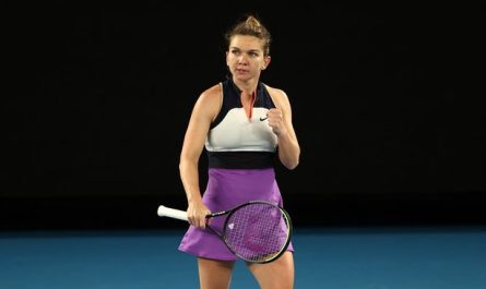 Simona Halep costumatie alb cu mov cu pumn strans