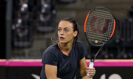 Ana Bogdan tricou negru cu paleta fundal negru