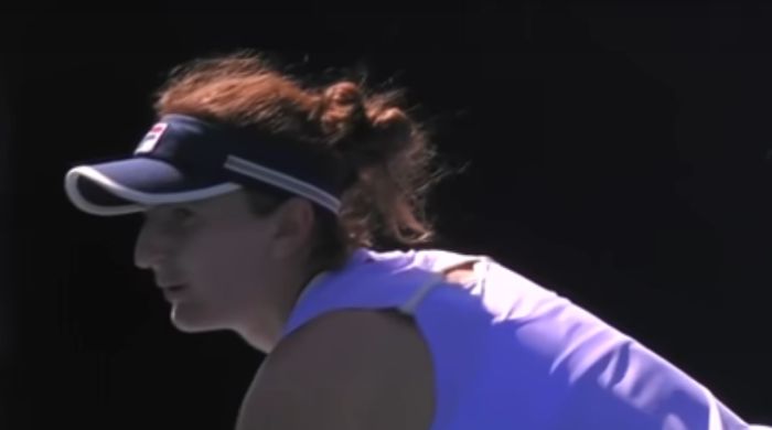 Irina Begu serveste fundal negru