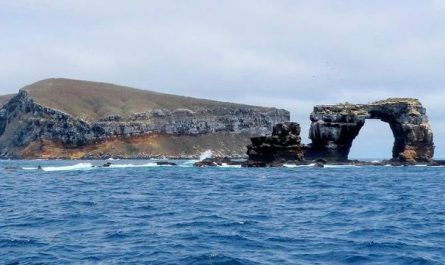 Arcul lui Darwin langa insula Galapagos