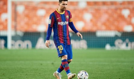 Lionel Messi singur a minge cu poarta goala in fundal