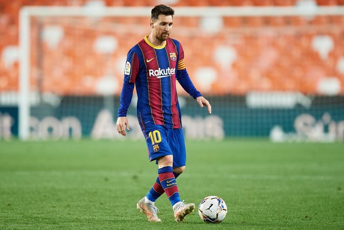 Lionel Messi singur a minge cu poarta goala in fundal