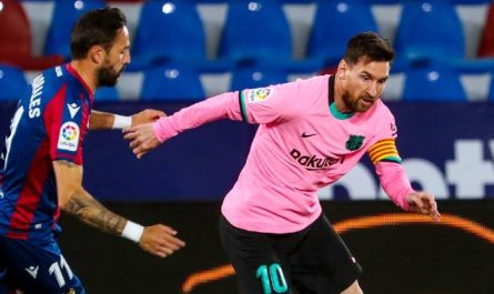 Messi la balon si fenta tricou roz