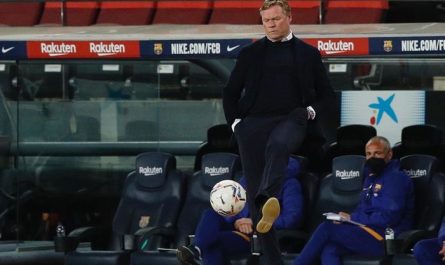 Ronald Koeman antrenor la Barca lovind mingea cu piciorul
