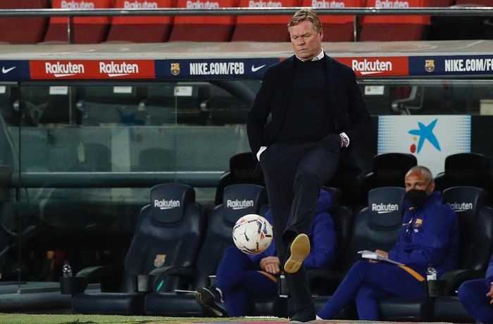 Ronald Koeman antrenor la Barca lovind mingea cu piciorul
