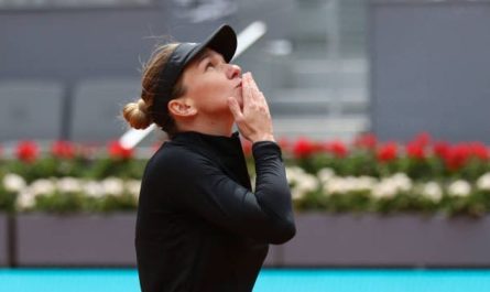 Simona Halep costumatie complet neagra sarutand cerul