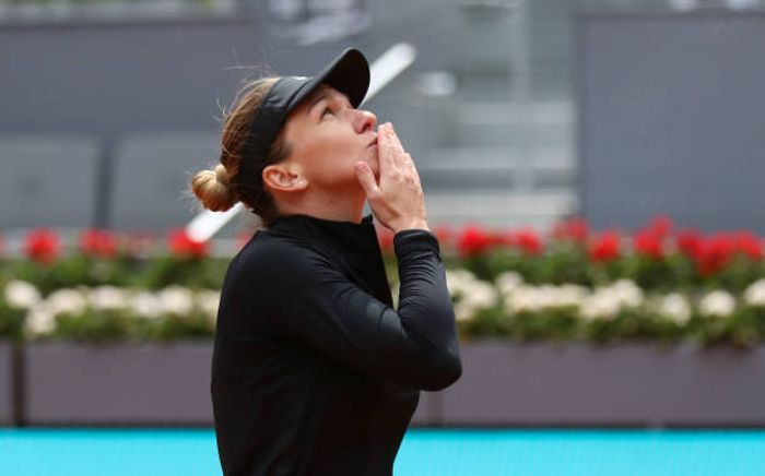 Simona Halep costumatie complet neagra sarutand cerul