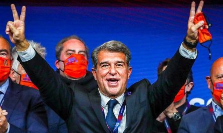 Joan Laporta cu semnul victoriei si masca portocalie
