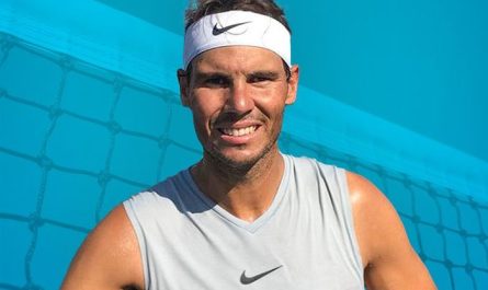 Rafael Nadal pe fundal azuriu