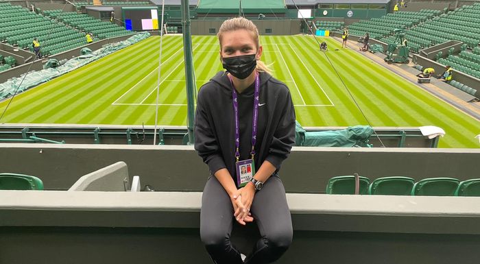Simona Halep pe terenul central de la Wimbledon