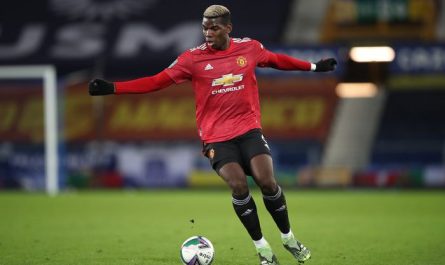 Paul Pogba in echipament rosu