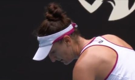 Irina Begu cu cozoroc pe fundal negru cu sigla
