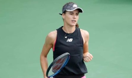 Sorana Cirstea pe teren, cozoroc, a pierdut, tricou negru