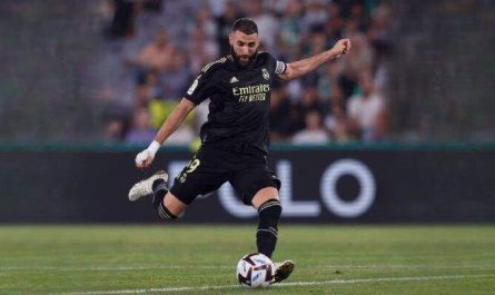 Benzema la balon in meciul Real Madrid FC Barcelona