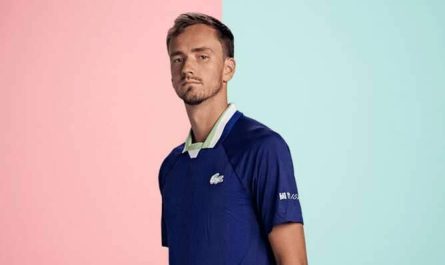 Daniil Medvedev fundal roz bleu