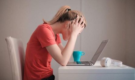 stress cu mainile de cap la serviciu